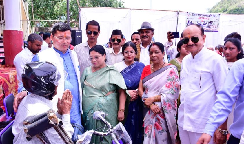 बागेश्वर नुमाइश मैदान में समाज कल्याण विभाग और एलिम्को द्वारा दिव्यांगों को निःशुल्क व्हीलचेयर और उपकरण वितरण करते राज्य मंत्री व विधायक