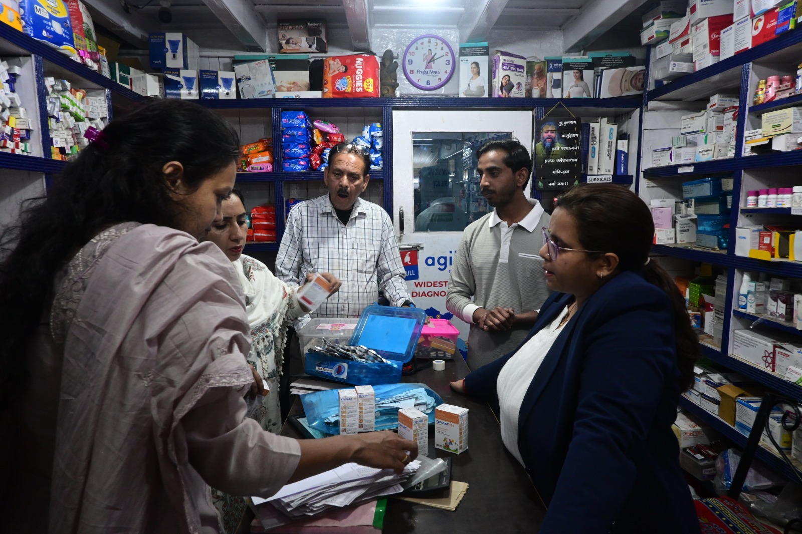 भवाली में 'सुरक्षित दवा-सुरक्षित जीवन' अभियान के तहत मेडिकल स्टोरों का औचक निरीक्षण करतीं सिविल जज पारुल थपलियाल और औषधि निरीक्षक