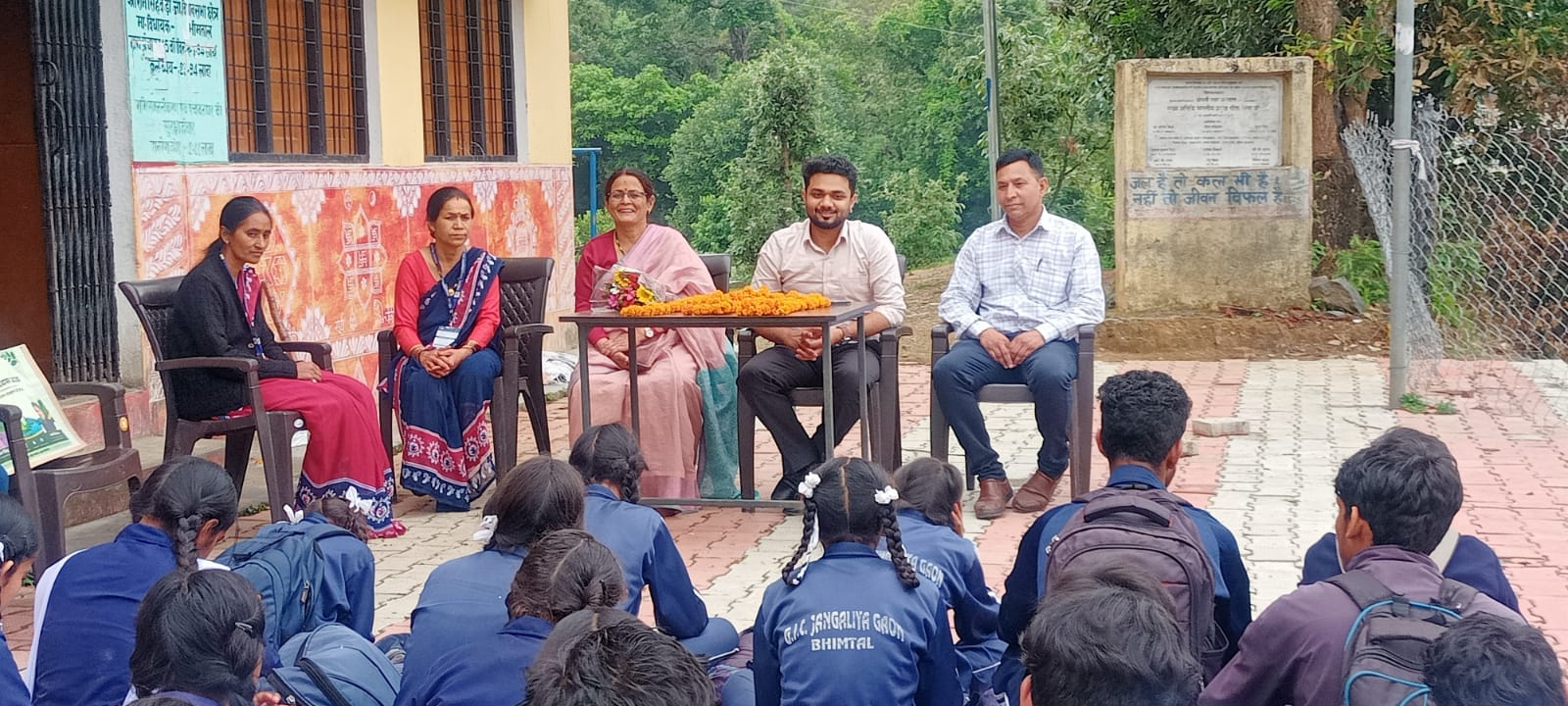 भीमताल के जंगलिया गांव में वृक्षारोपण करते बीडीओ हर्षित गर्ग, ग्राम प्रधान राधा कुल्याल और महिला मंगल दल के सदस्य