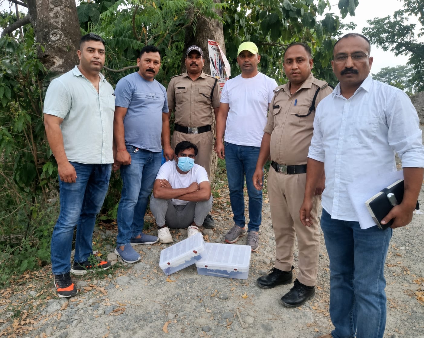 चोरगलिया थाना पुलिस और एसओजी टीम की गिरफ्त में 8 अवैध तमन्चों के साथ खड़ा सितारगंज निवासी तस्कर रियासत