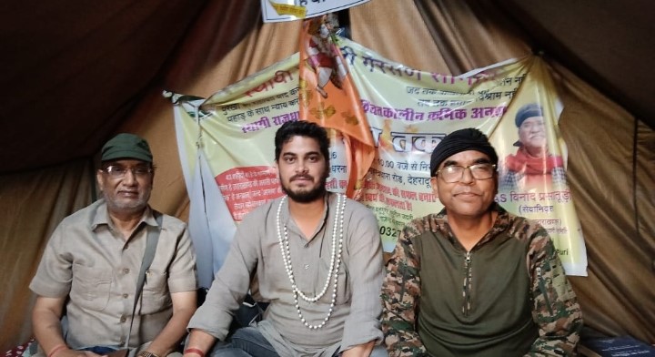 देहरादून के एकता विहार में रोजगार नीति कानून की मांग को लेकर सत्याग्रह पर बैठे गैरसैंण समिति के युवा और आंदोलनकारी