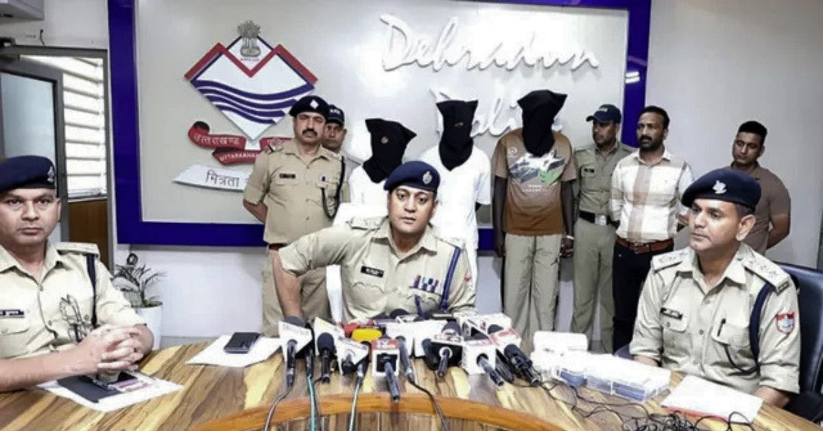 देहरादून की राजपुर पुलिस की गिरफ्त में कोकीन और तराजू के साथ खड़े कोबरा गैंग के दो सूडानी नागरिक और देवबंद का आरोपी