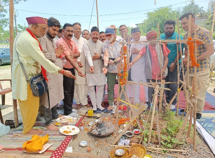 एकता विहार धरना स्थल पर गैरसैंण को स्थायी राजधानी बनाने की मांग को लेकर हवन और प्रदर्शन करते आंदोलनकारी