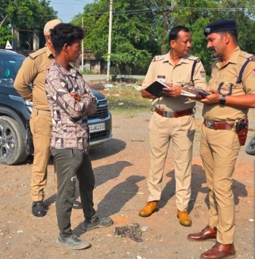 लालकुआं के बेरीपड़ाव खुरपिया फॉर्म में महिला सुनीता का शव मिलने के बाद जांच करती पुलिस और फॉरेंसिक टीम