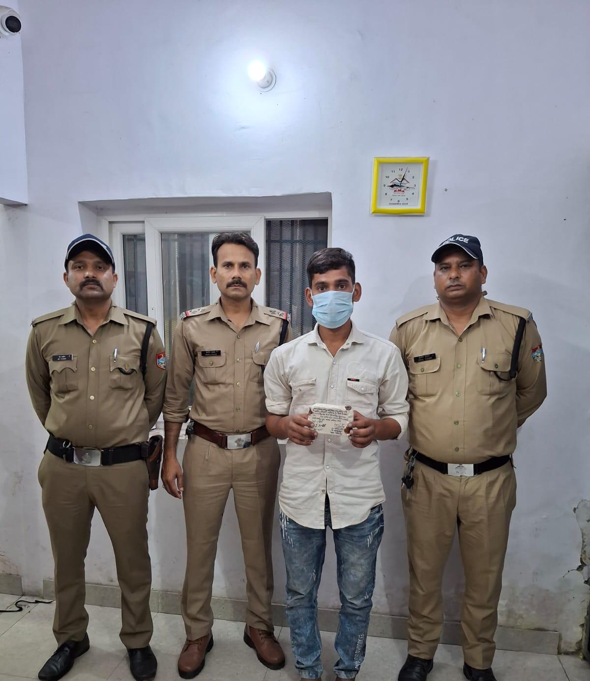बनभूलपुरा में मजार के पास से गिरफ्तार स्मैक तस्कर साहिल खान और बरामद नशीले पदार्थ की जांच करती नैनीताल पुलिस