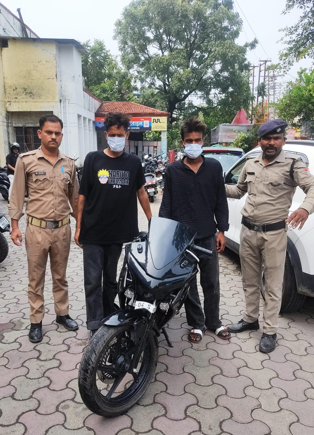 हल्द्वानी की भोटियापड़ाव चौकी पुलिस की गिरफ्त में खड़े दो शातिर लुटेरे अभय उर्फ उड़ी और रवि रौतेला, साथ में बरामद CBR बाइक