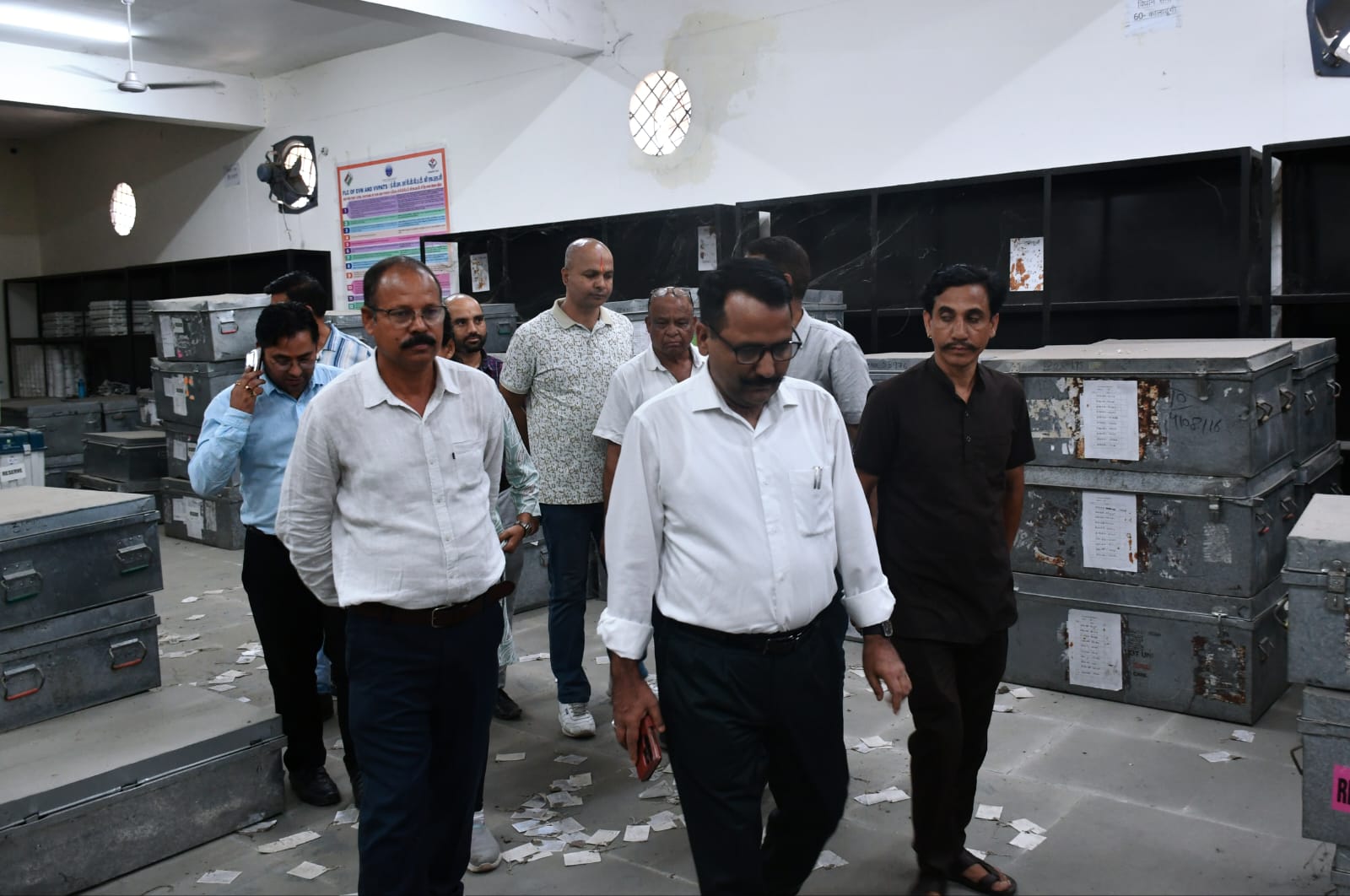हल्द्वानी में मान्यता प्राप्त राष्ट्रीय राजनीतिक दलों के प्रतिनिधियों की उपस्थिति में ईवीएम और वीवीपैट वेयरहाउस की सुरक्षा व्यवस्था का त्रैमासिक निरीक्षण करते जिला निर्वाचन अधिकारी