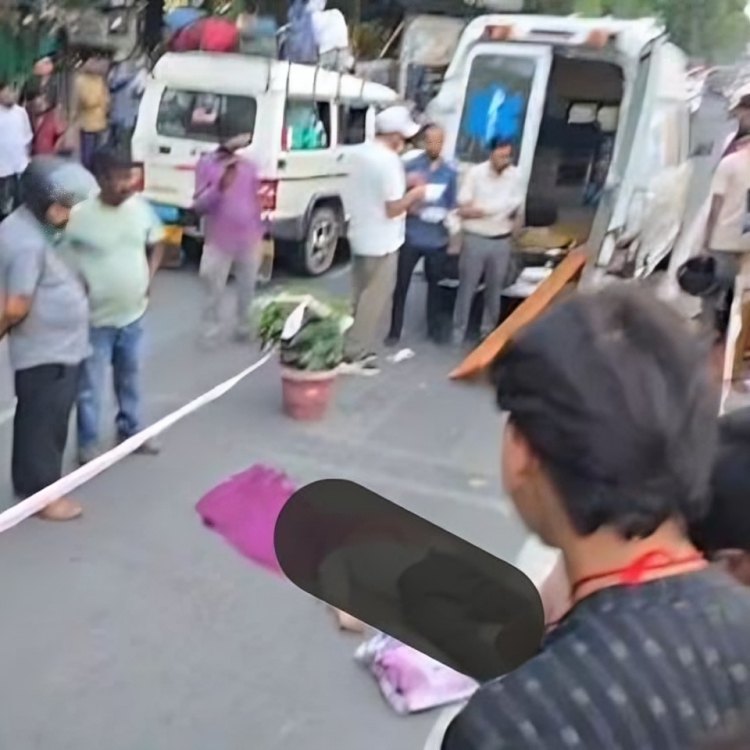 हल्द्वानी नैनीताल रोड डिग्री कॉलेज के पास सड़क हादसे के बाद जुटी पुलिस और स्थानीय लोगों की भीड़