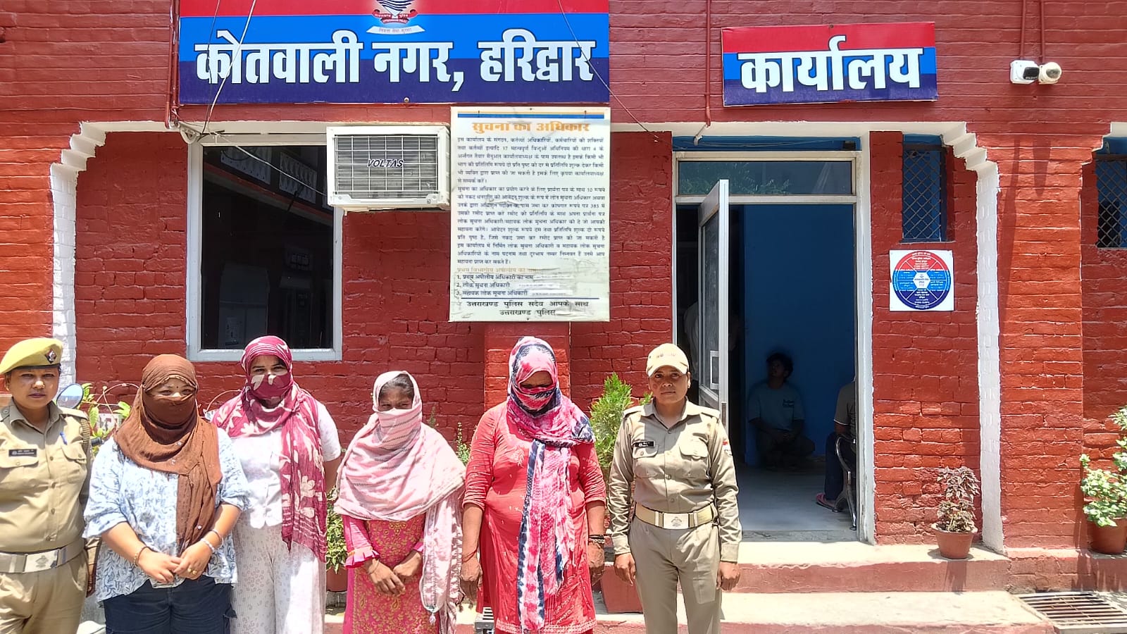 हरिद्वार की मायापुर चौकी पुलिस और महिला पुलिस टीम की गिरफ्त में खड़ी शिवमूर्ति चौक पर हंगामा करने वाली चार महिलाएं