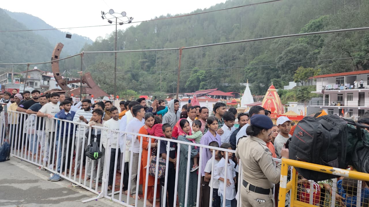 कैंची धाम में बाबा नीब करौरी महाराज के दर्शन के लिए लगी श्रद्धालुओं की लंबी कतारें