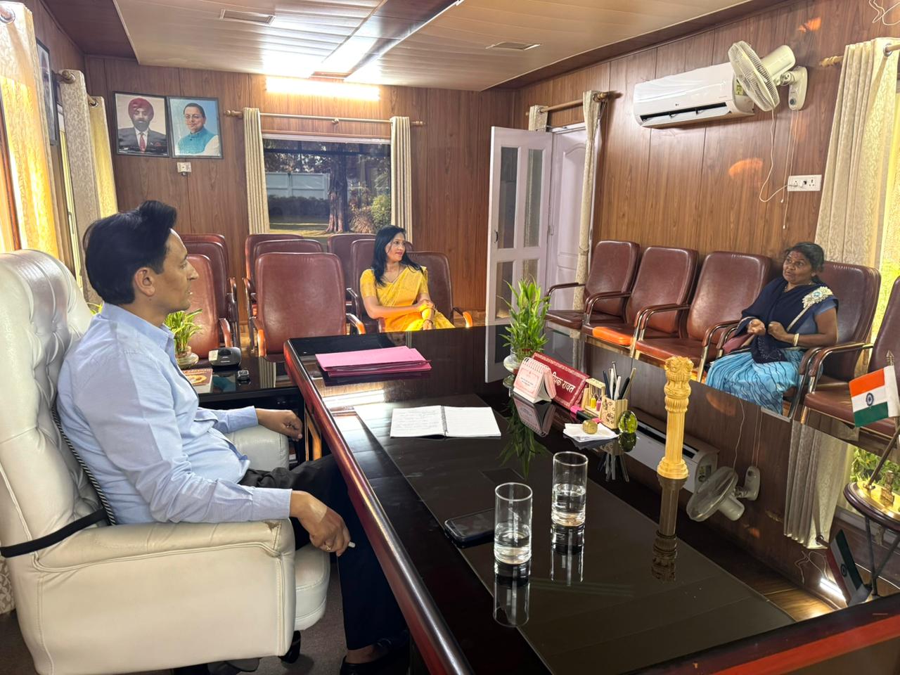 किच्छा में 14 साल पुराने प्लॉट विवाद का निस्तारण होने के बाद कुमाऊं आयुक्त दीपक रावत को धन्यवाद देतीं पीड़ित गीता बैरागी