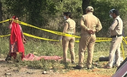 लालकुआं के बेरीपड़ाव खुरपिया फॉर्म में महिला सुनीता का शव मिलने के बाद जांच करती पुलिस और फॉरेंसिक टीम