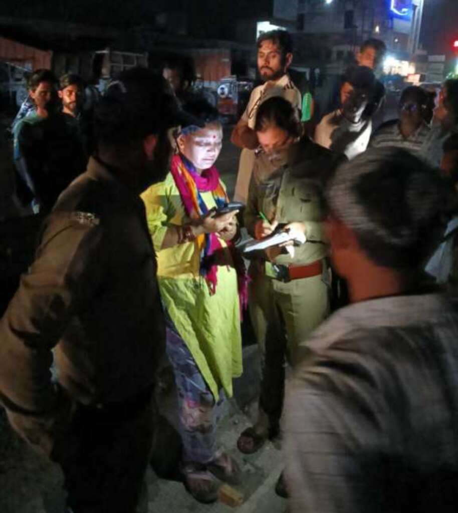 लालकुआं-हल्दूचौड़ हाईवे पर बबूर गुमटी के पास सड़क हादसे के बाद जांच करती पुलिस टीम