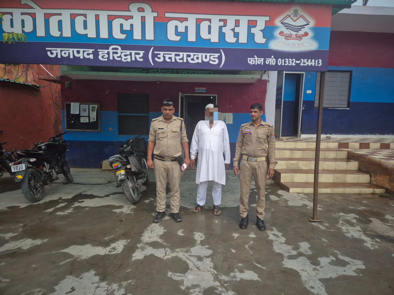 लक्सर कोतवाली पुलिस की गिरफ्त में खड़ा रणसुरा फायरिंग कांड का फरार आरोपी जाहिद