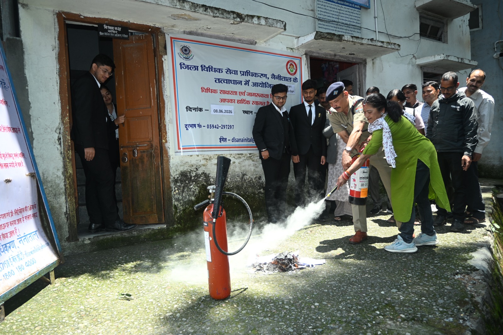 नैनीताल सिविल कोर्ट परिसर में पीएलवी और अधिकार मित्रों को फायर फाइटिंग का लाइव डेमो देते अग्निशमन अधिकारी देवेंद्र सिंह नेगी