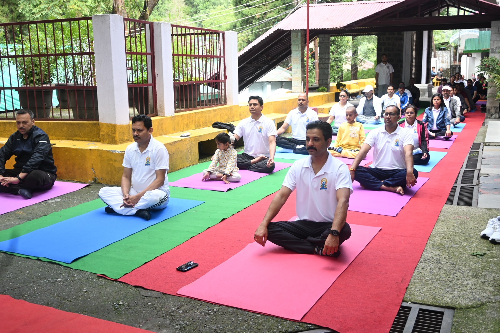 नैनीताल जिला न्यायालय परिसर में योग दिवस और स्वच्छता अभियान के दौरान योग करते न्यायिक अधिकारी और कर्मचारी