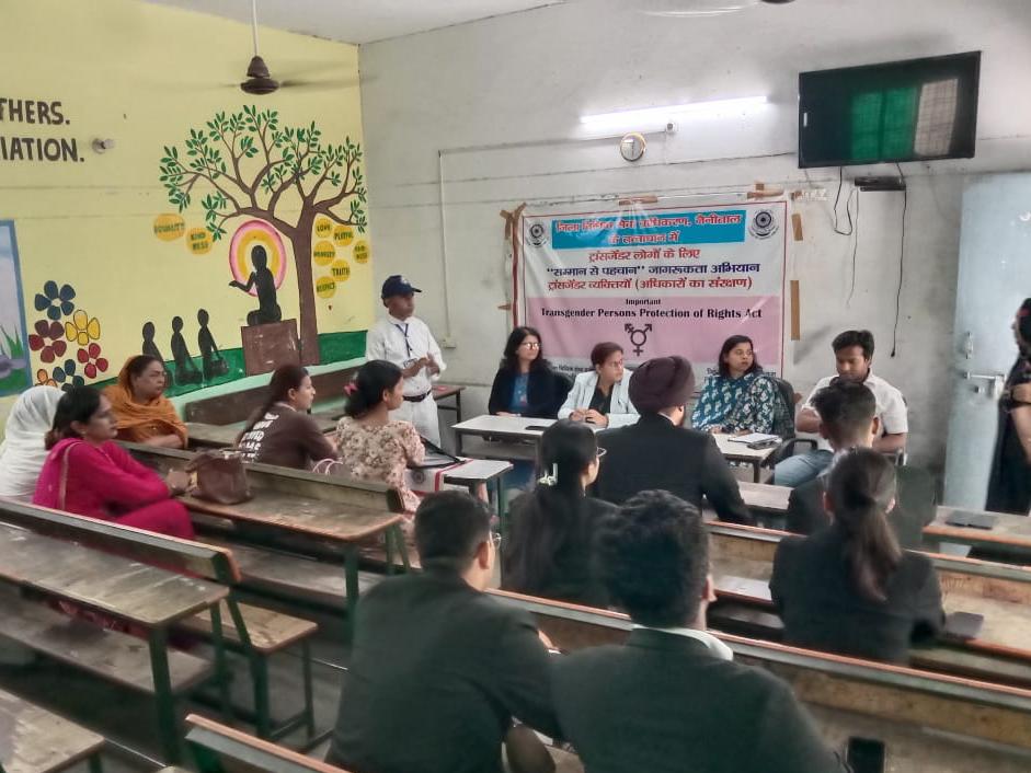 राजकीय बालिका इंटर कॉलेज बनभुलपुरा हल्द्वानी में ट्रांसजेंडर अधिकारों पर आयोजित विधिक साक्षरता शिविर में संबोधित करतीं सचिव पारुल थपलियाल