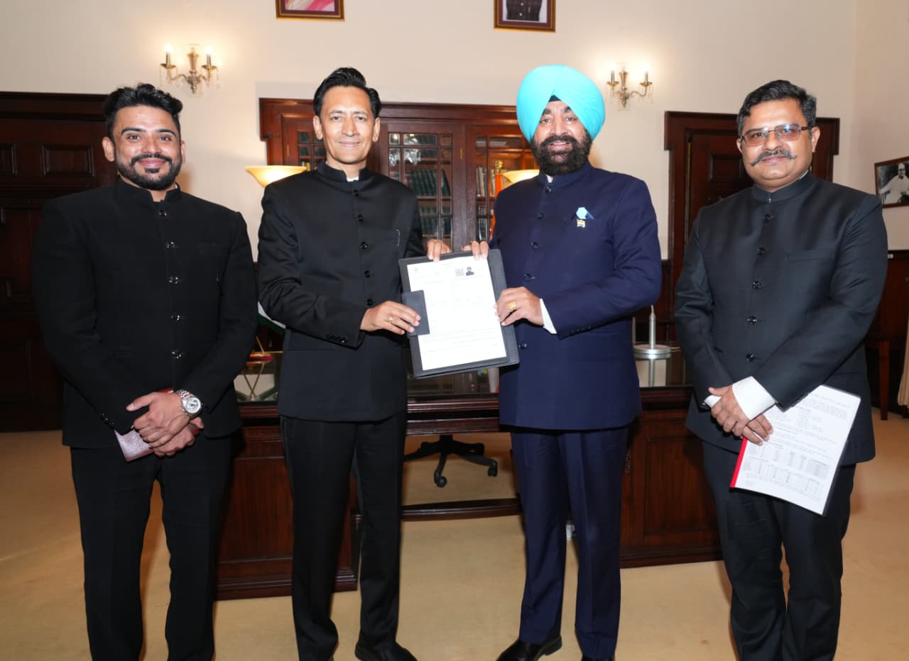 नैनीताल में राज्यपाल लेफ्टिनेंट जनरल गुरमीत सिंह को विशेष गहन पुनरीक्षण कार्यक्रम के तहत गणना फॉर्म सौंपते अधिकारी