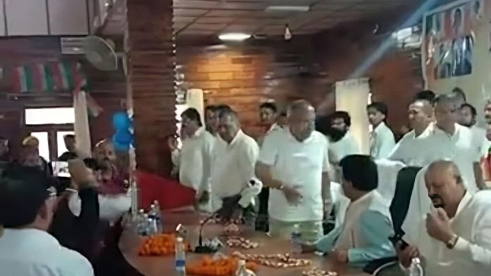 पिथौरागढ़ में कांग्रेस के परिवर्तन संकल्प सम्मेलन के मंच पर प्रदेश अध्यक्ष गणेश गोदियाल की मौजूदगी में हंगामा करते कार्यकर्ता और वॉकआउट करते विधायक मयूख महर
