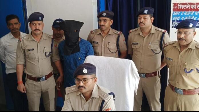 पिथौरागढ़ कोतवाली पुलिस की गिरफ्त में खड़ा 5 वर्षीय मासूम से दरिंदगी का मुख्य आरोपी होशियार सिंह
