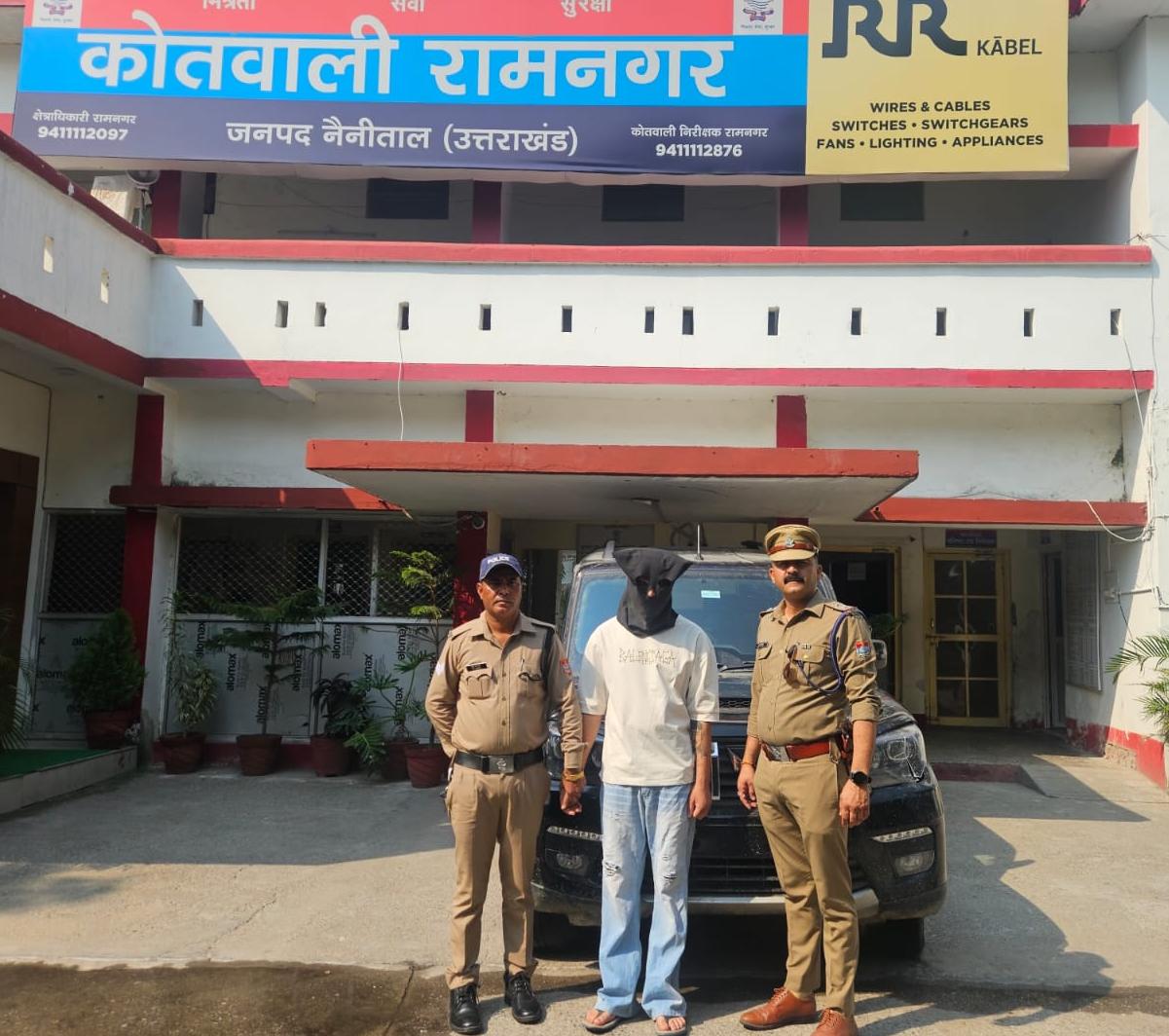 रामनगर कोतवाली पुलिस की गिरफ्त में लूटी गई स्कॉर्पियो कार के साथ खड़ा जिला बदर अभियुक्त योगेश सागर उर्फ मंकू