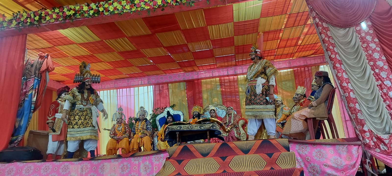 रुद्रप्रयाग के कोठानी गांव में मां नन्दा महिला रामलीला के दौरान सीता स्वयंवर का मंचन करतीं महिला कलाकार