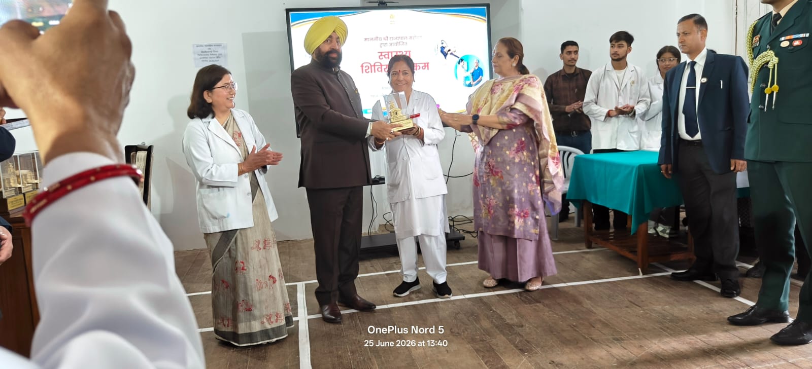 राजभवन नैनीताल में महामहिम राज्यपाल लेफ्टिनेंट जनरल गुरमीत सिंह से स्मृति चिह्न और विधिक सम्मान प्राप्त करतीं सीनियर नर्सिंग ऑफिसर जानकी कनवाल