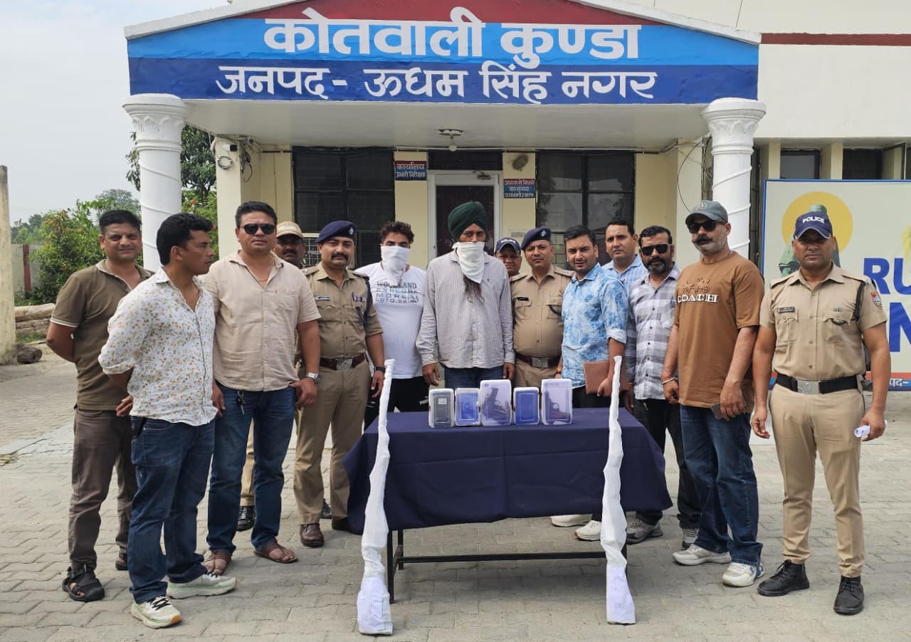 ऊधमसिंह नगर में फर्जी शस्त्र लाइसेंस और अवैध हथियारों के साथ पकड़े गए अभियुक्तों की जानकारी देते एसएसपी अजय गणपति और पुलिस टीम