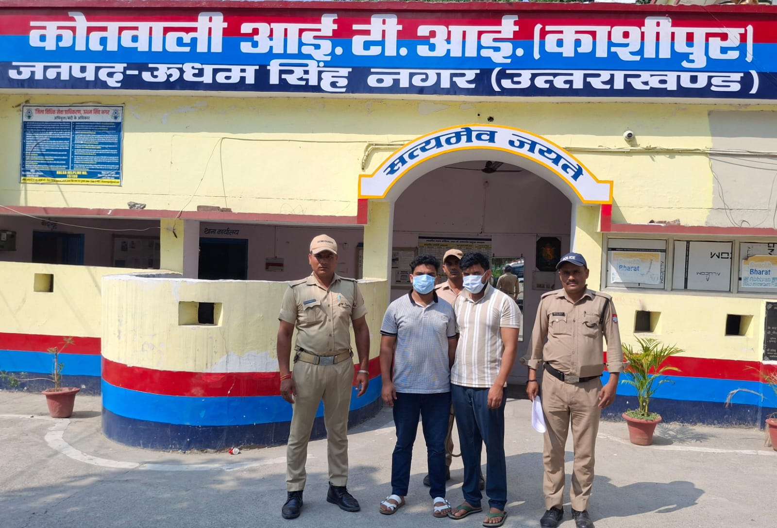 काशीपुर के महुआखेड़ा गंज में गाड़ी पार्किंग विवाद में हत्या के आरोपी अली अकबर और नाजिम को गिरफ्तार कर ले जाती आईटीआई थाना पुलिस