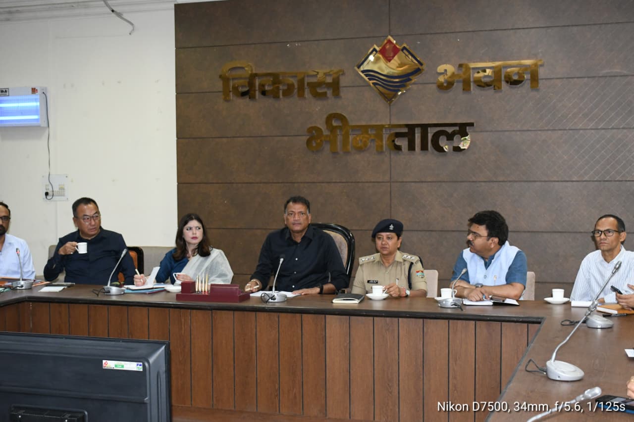 नैनीताल में मुख्य विकास अधिकारी अरविंद पाण्डे की अध्यक्षता में विश्व योग दिवस २०२६ की तैयारियों को लेकर आयोजित समीक्षा बैठक का दृश्य