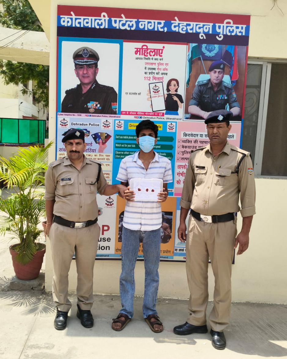 देहरादून के पटेलनगर में सगे भाई की हत्या के आरोपी को गिरफ्तार कर ले जाती दून पुलिस