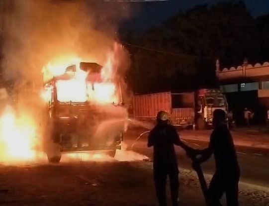 रुड़की के राजमहल होटल के पास हाईटेंशन लाइन गिरने से ट्रक में लगी भीषण आग