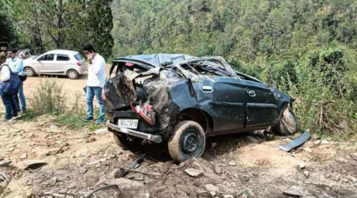 ल्मोड़ा के लमगड़ा में चायखान के पास खाई में दुर्घटनाग्रस्त कार