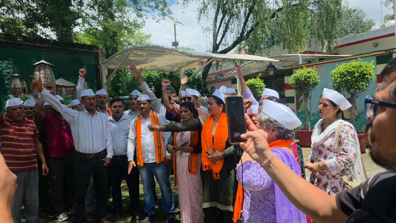 रानीबाग चित्रेश्वर धाम में अवैध निर्माण के विरोध में डीएम कार्यालय में प्रदर्शन करते पहाड़ी समाज के लोग