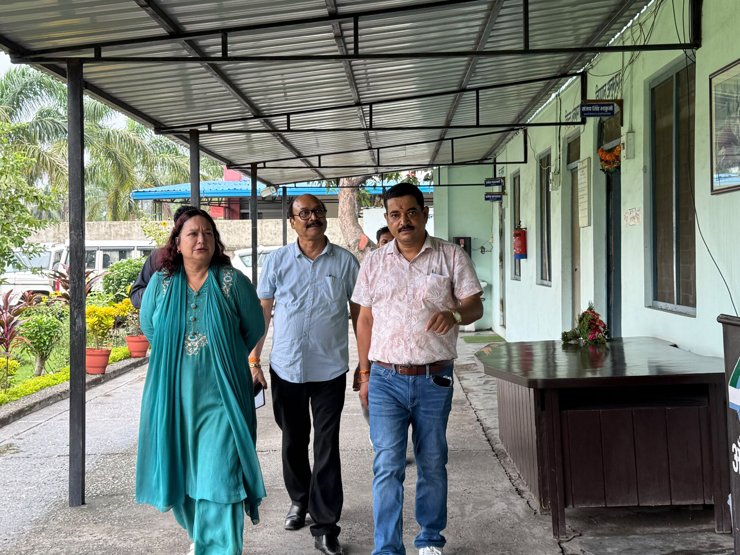 लालकुआं आंचल दुग्ध संघ में 84 करोड़ के निर्माणाधीन प्लांट का निरीक्षण करते डेयरी विकास निदेशक ईलागिरी और अध्यक्ष मुकेश बोरा