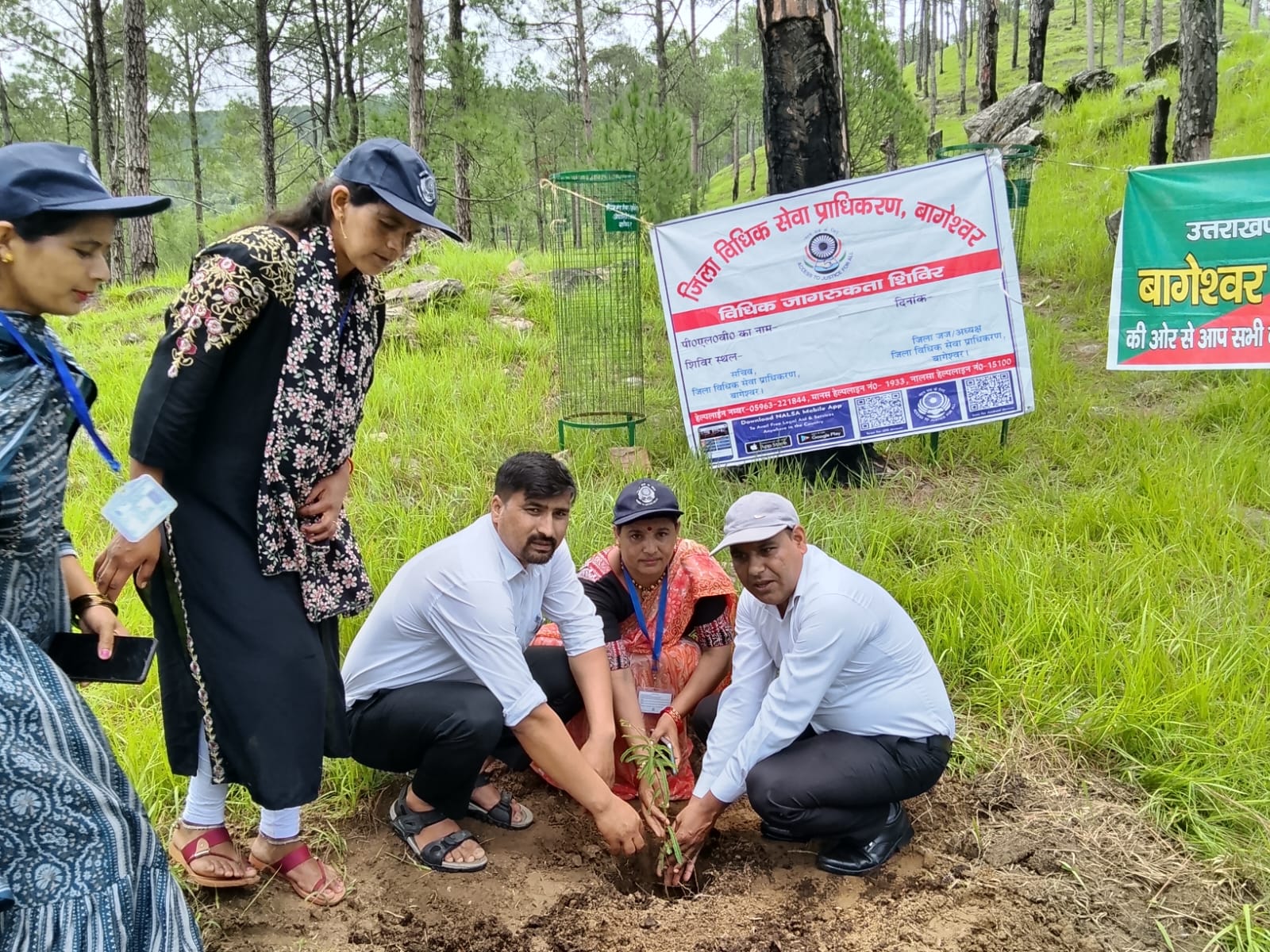 बागेश्वर के पंत क्वेराली में जिला विधिक सेवा प्राधिकरण और वन विभाग द्वारा वृक्षारोपण करते अधिकारी