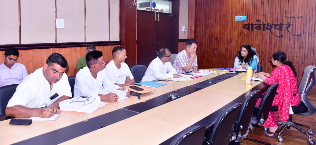 बागेश्वर कलेक्ट्रेट में राजनीतिक दलों के साथ विधानसभा निर्वाचन नामावली पुनरीक्षण की बैठक लेतीं DM अपूर्वा पाण्डे