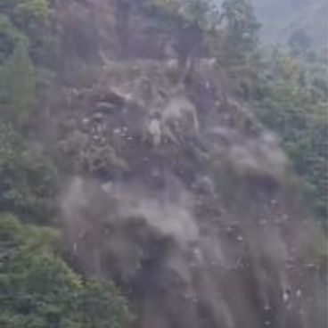 बागेश्वर के कपकोट स्थित मौंधुरा गांव में पहाड़ी ढहने से गिरा टनों मलबा और विशाल चट्टानें