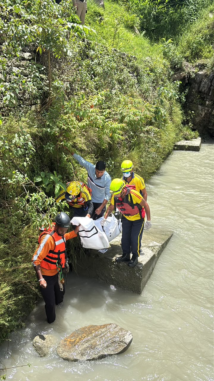 बागेश्वर के उत्तरोड़ा में सरयू नदी से 8 वर्षीय बालक का शव बरामद करती NDRF और SDRF की टीम