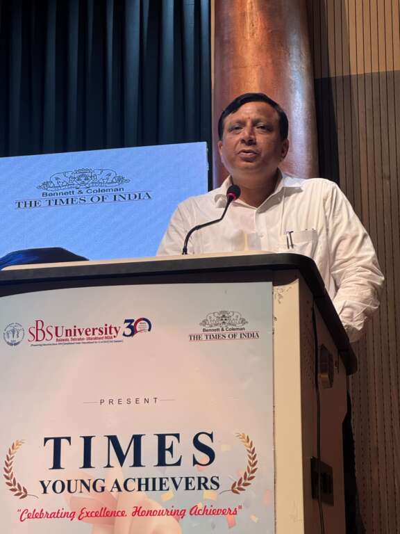 टाइम्स अचीवर्स 2026 समारोह में विद्यार्थियों को संबोधित करते डीजी सूचना बंशीधर तिवारी