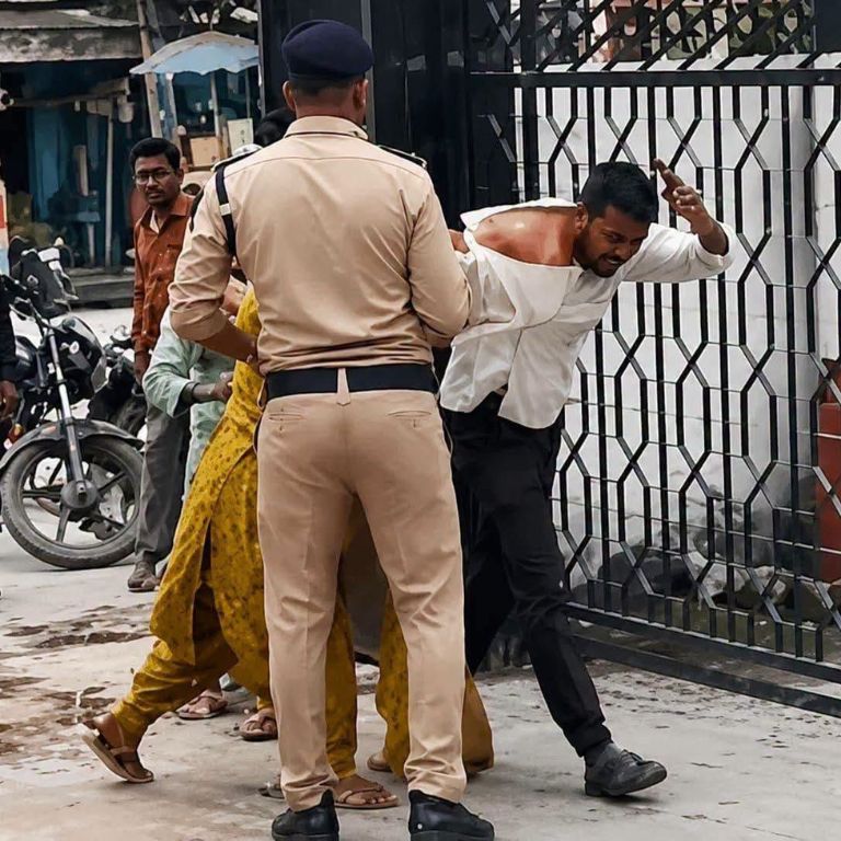 उधमसिंह नगर के बाजपुर कोतवाली गेट पर प्रेमी की चप्पलों से पिटाई करती युवती और बीच-बचाव करती पुलिस