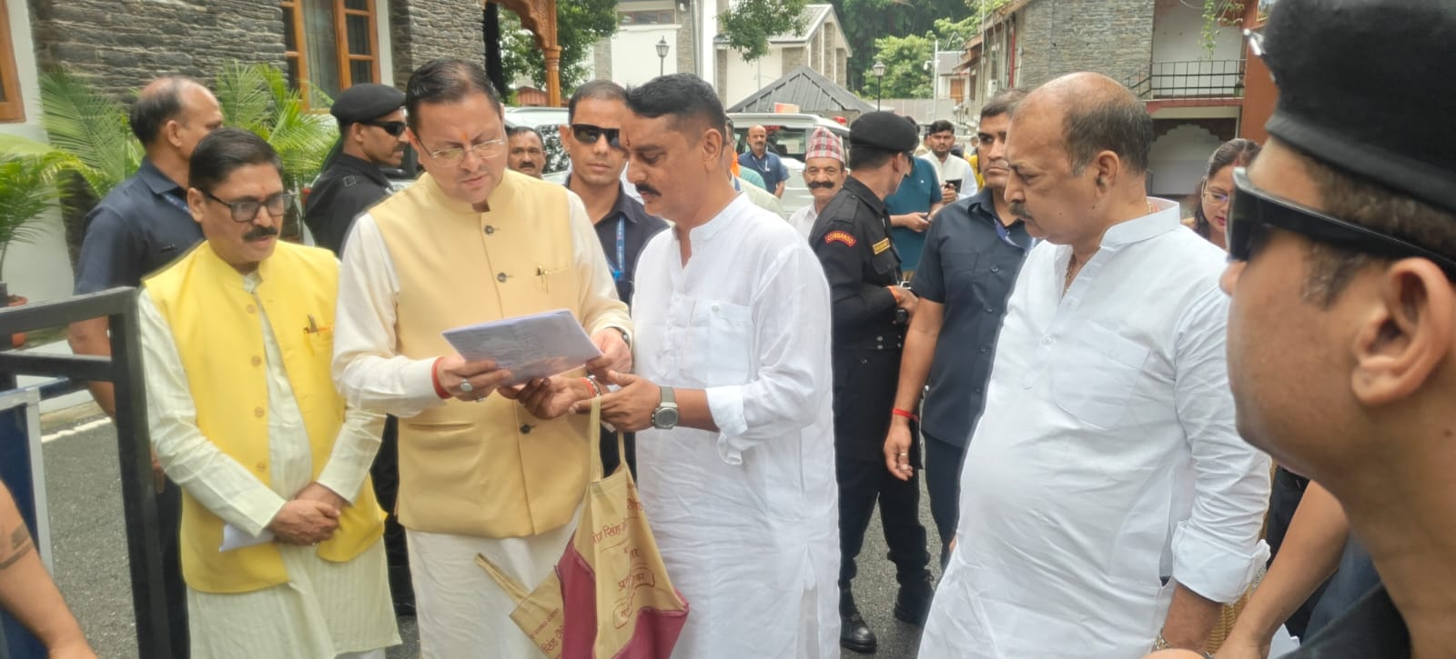 देहरादून में मुख्यमंत्री पुष्कर सिंह धामी से मुलाकात कर अल्मोड़ा के विकास पर चर्चा करते भाजपा नेता बिट्टू कर्नाटक