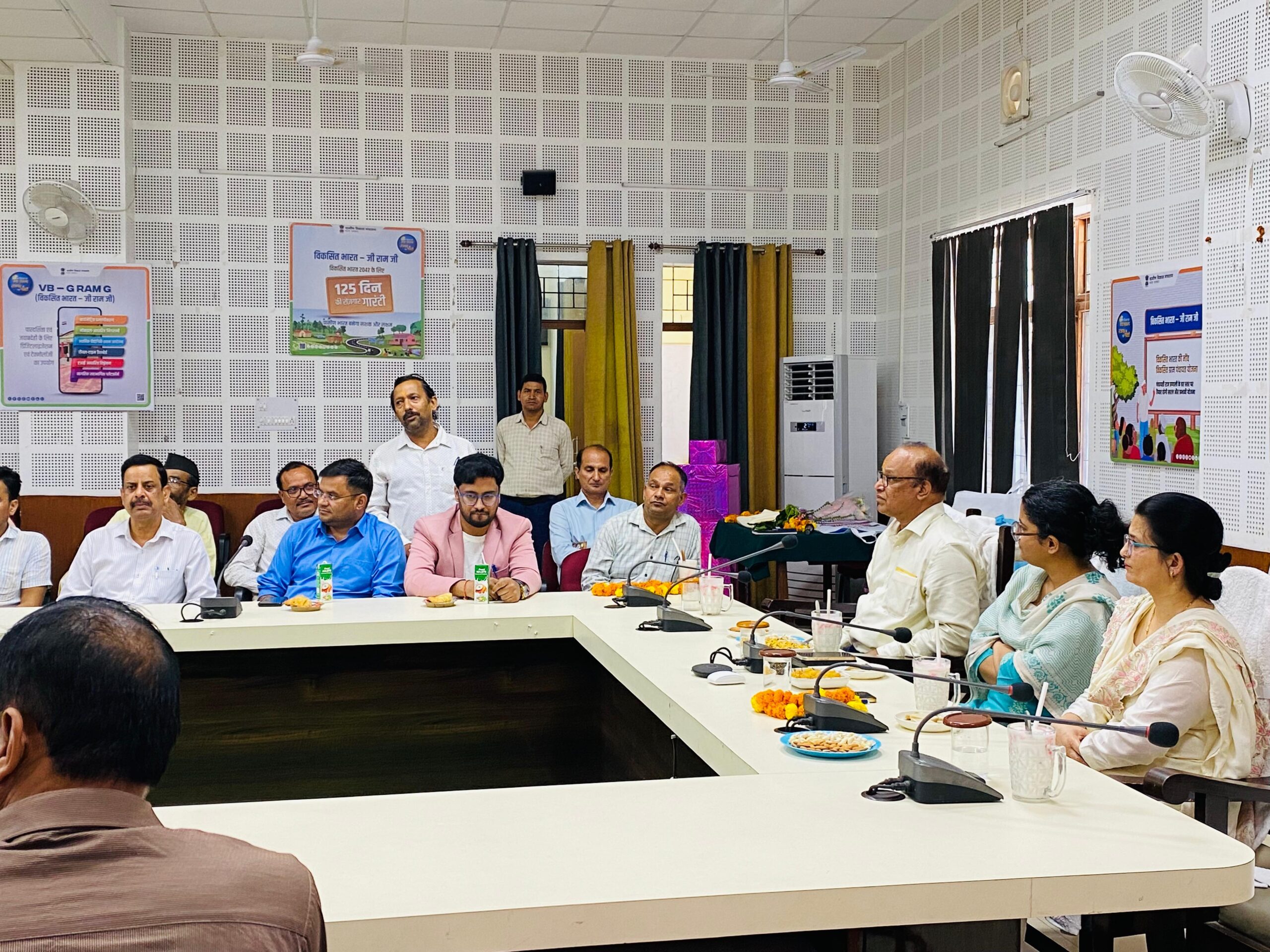 विकास भवन में CDO आरसी तिवारी की विदाई और नए मुख्य विकास अधिकारी नरेश कुमार का स्वागत करते अधिकारी