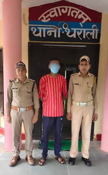 चमोली के थराली में नाबालिग से दुष्कर्म के आरोपी अजय कुनियाल को गिरफ्तार करती पुलिस टीम