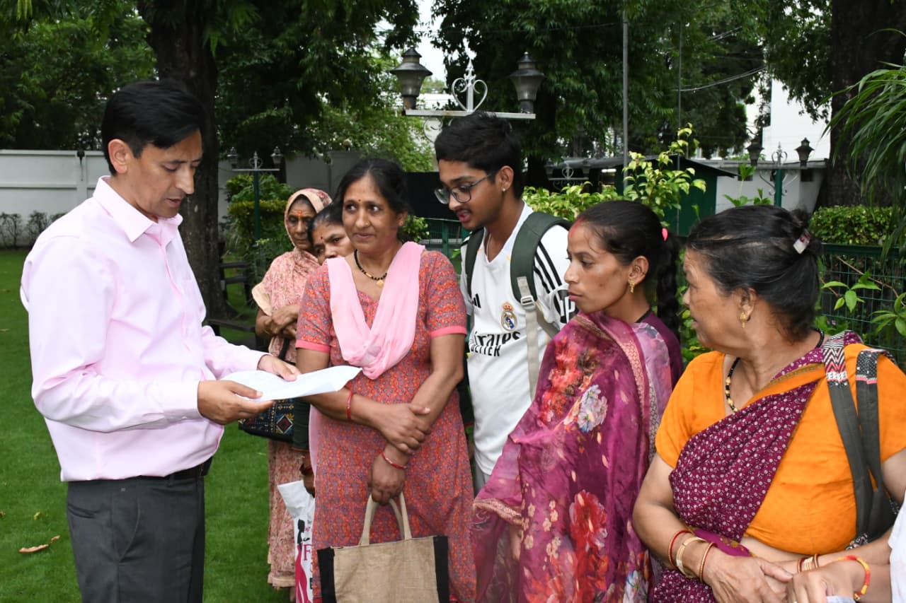 हल्द्वानी कैंप कार्यालय में जनता मिलन के दौरान फरियादियों की समस्याएं सुनते कुमाऊं कमिश्नर दीपक रावत