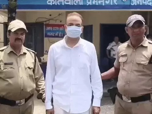 देहरादून प्रेमनगर के निजी स्कूल के आरोपी प्रिंसिपल डॉ. सार्थक वोहरा को गिरफ्तार करती पुलिस