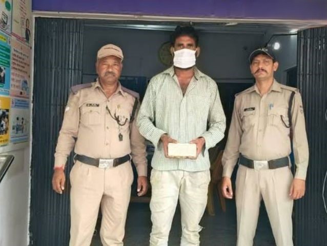 रायवाला पुलिस की गिरफ्त में मोबाइल छीनने का आरोपी गुरप्रीत और बरामद ओप्पो स्मार्टफोन