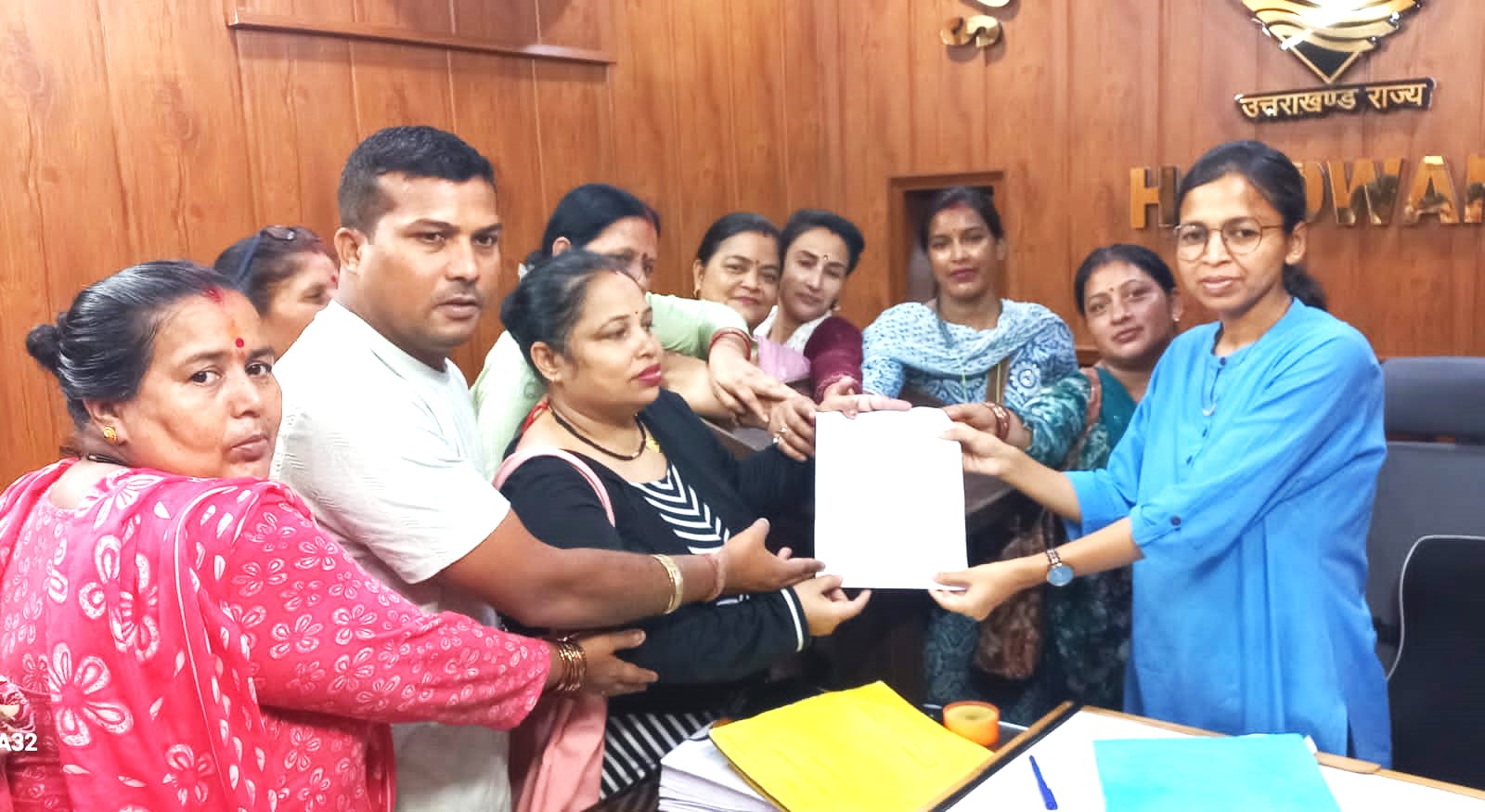 हल्द्वानी में डॉक्टरों के सामूहिक तबादले के विरोध में एसडीएम मोनिका को स्वास्थ्य मंत्री के नाम ज्ञापन सौंपती आशा वर्कर्स और नेता हेमंत साहू