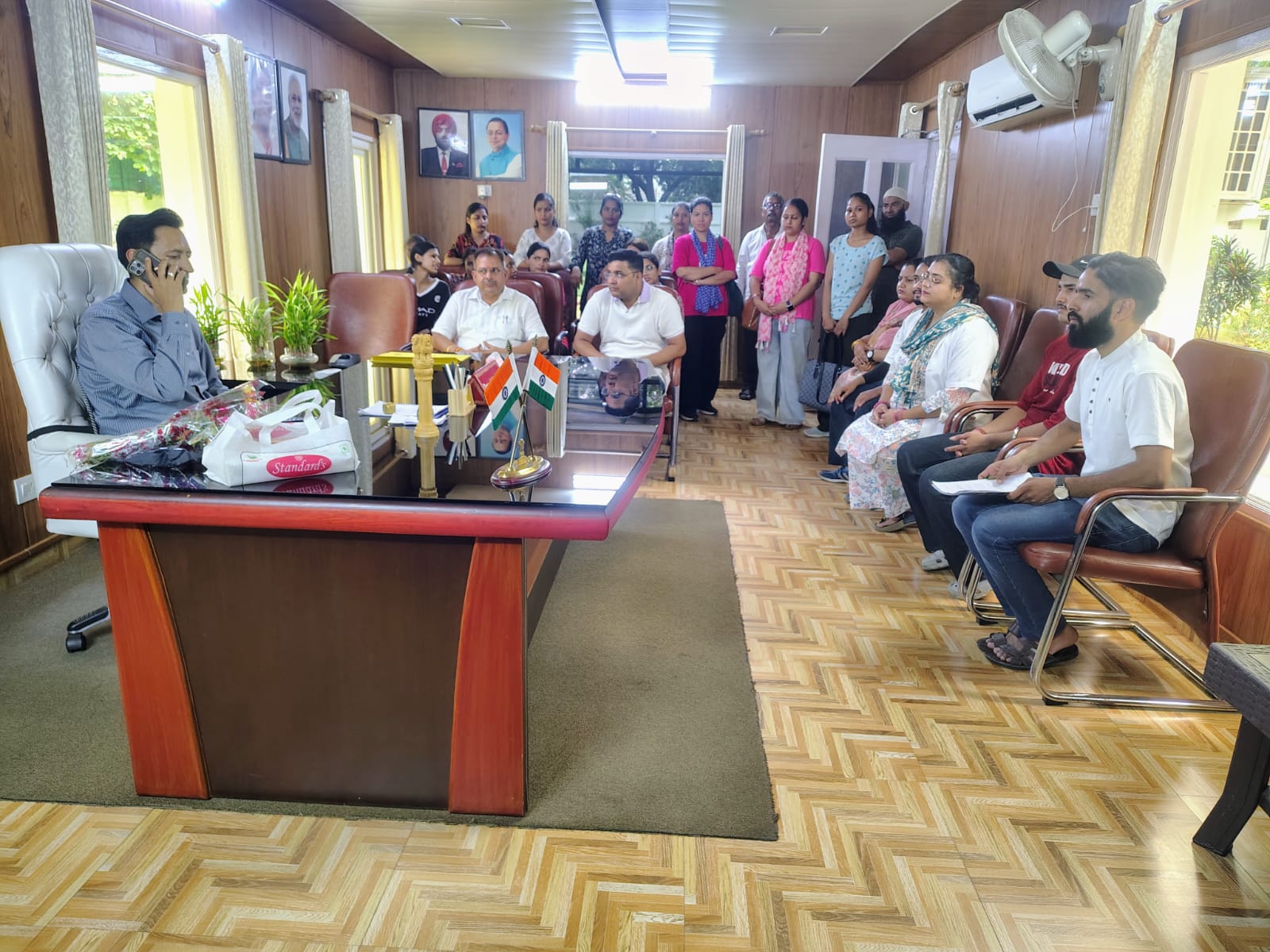 हल्द्वानी आयुष्मान आरोग्य मंदिर के कर्मचारियों की शिकायत पर नगर आयुक्त को निर्देश देते कुमाऊं आयुक्त दीपक रावत