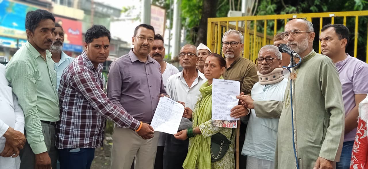 हल्द्वानी के बुद्ध पार्क में बागजाला को भूमिधरी अधिकार देने की मांग को लेकर प्रदर्शन करते किसान महासभा के कार्यकर्ता